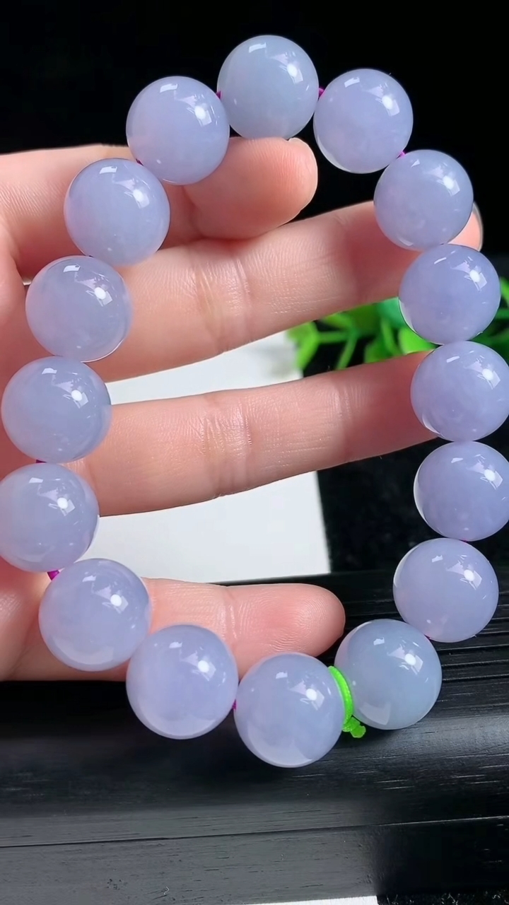天然A货翡翠紫罗兰圆珠手串尺寸12.9-16颗重量:63.20g3月23日
工厂直销收藏佳品,种好水足，色泽均匀，有种有色，上手高大气！