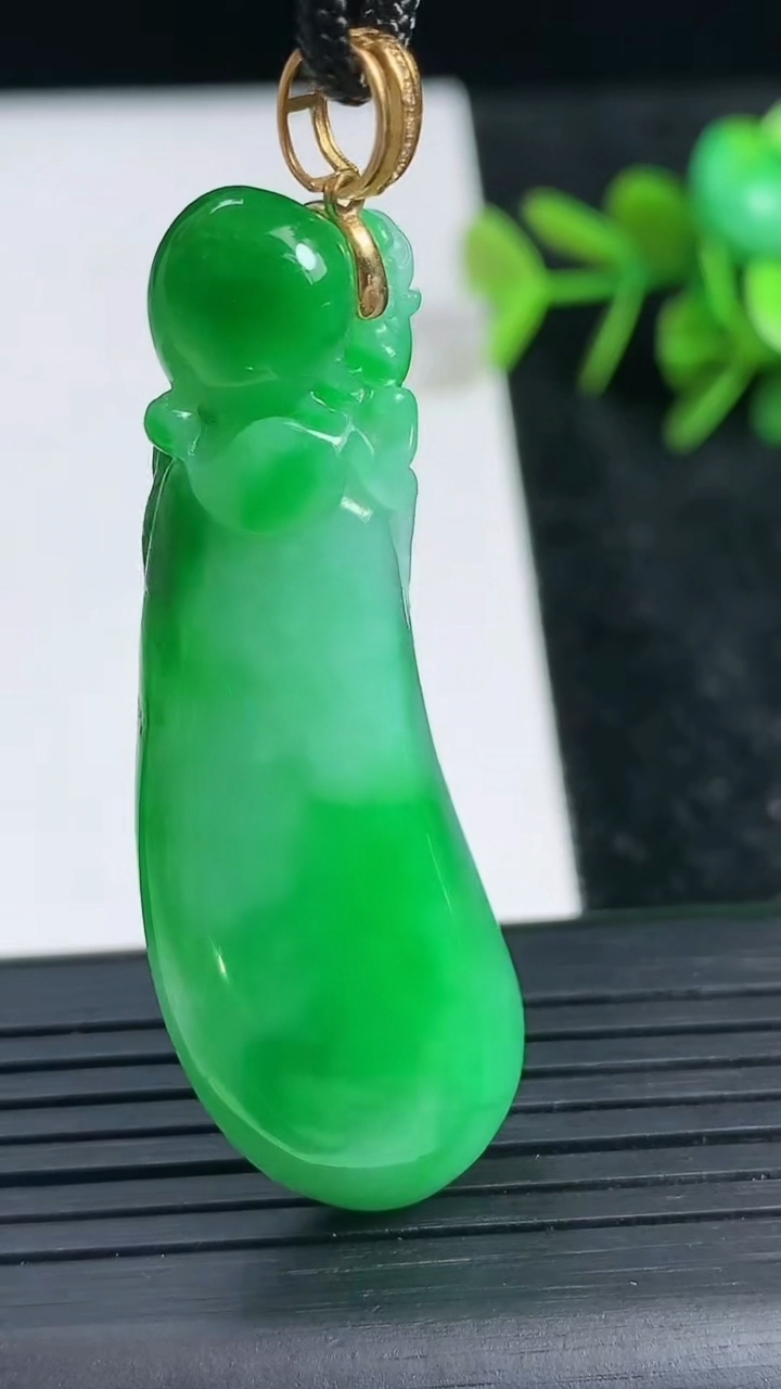 天然A货翡翠福瓜吊坠尺寸49.7-17.6-11.8重量:17.74g
3月23日