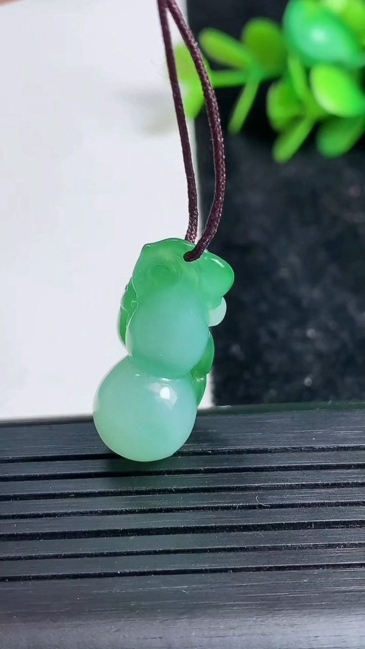 天然A货翡翠葫芦吊坠尺寸25.4-11-11.5重量:5.35g
3月23日
