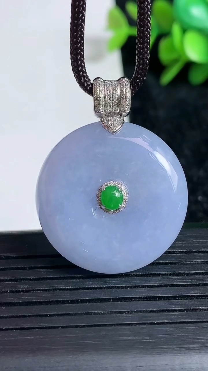 天然A货翡翠18K金紫罗兰平安扣吊坠尺寸27.7-8.6重量:15.03g
3月23日