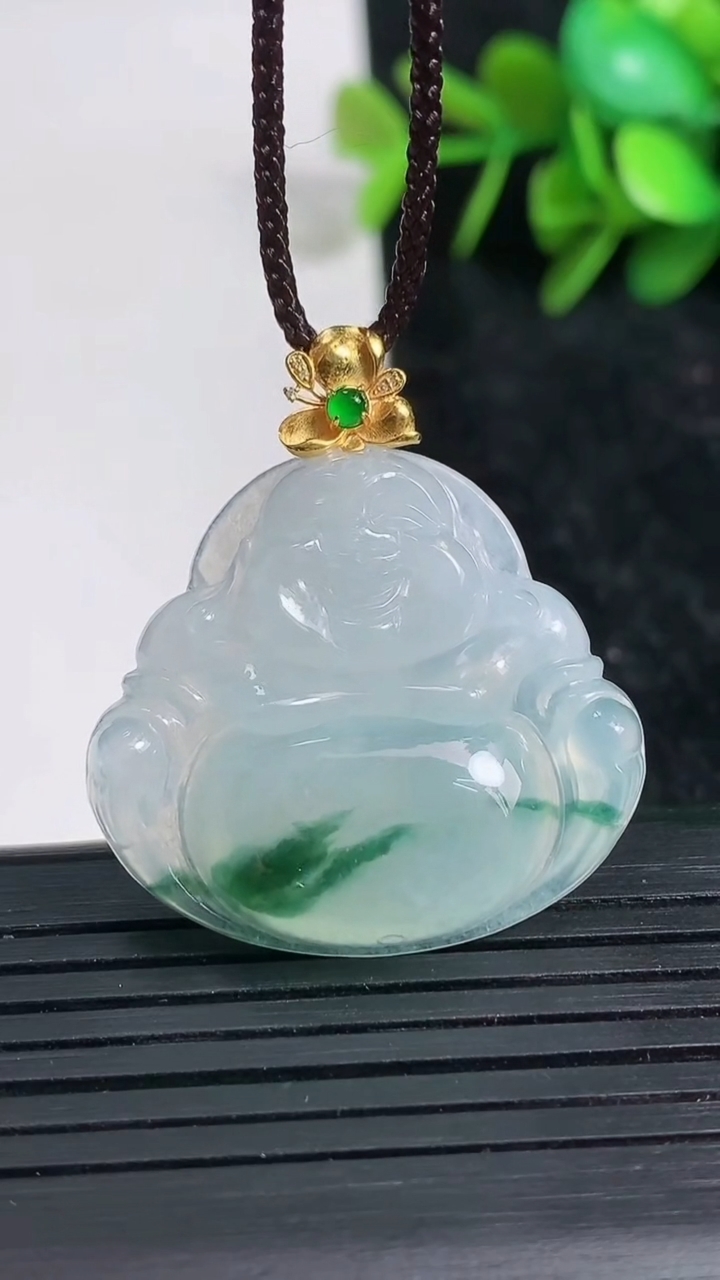 天然A货翡翠种飘花佛公吊坠尺寸29.9-30.5-6重量:7.87g
3月23日