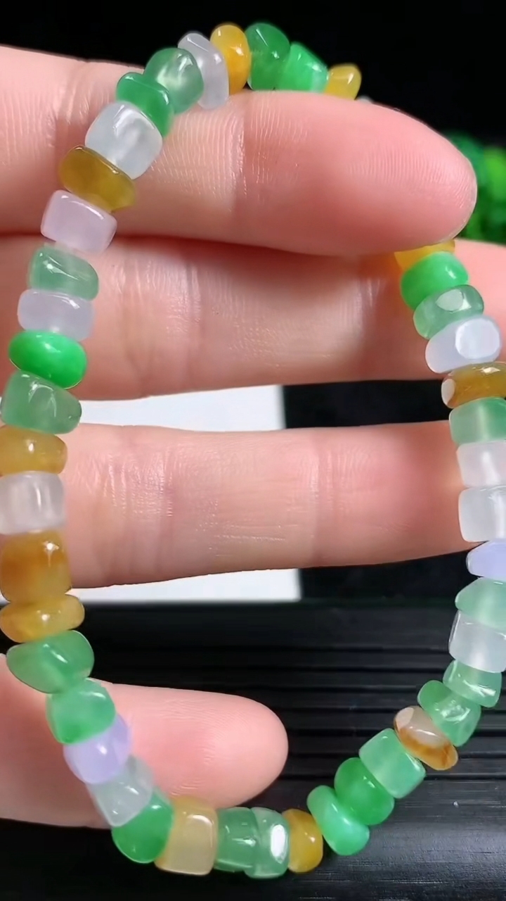 天然A货翡翠三彩原石手串尺寸6-4.7-4.8重量:12.45g3月23日
工厂直销收藏佳品,种好水足，色泽均匀，有种有色，上手高大气！