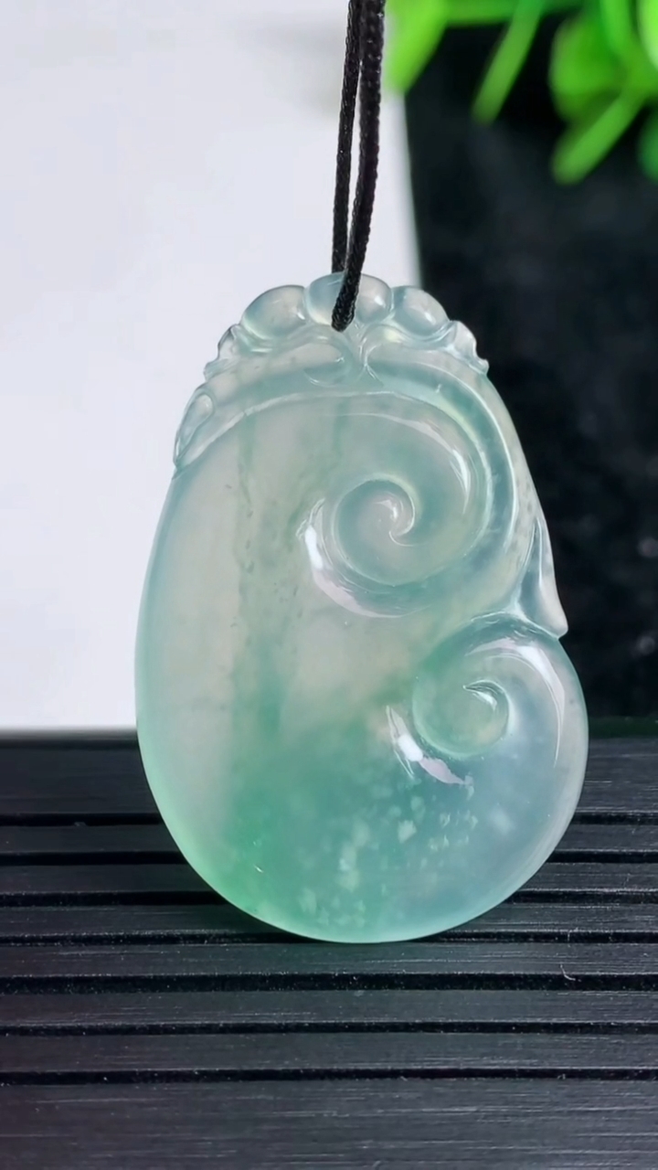 天然A货翡翠如意吊坠尺寸35-23.4-4.6重量:6.70g
3月23日