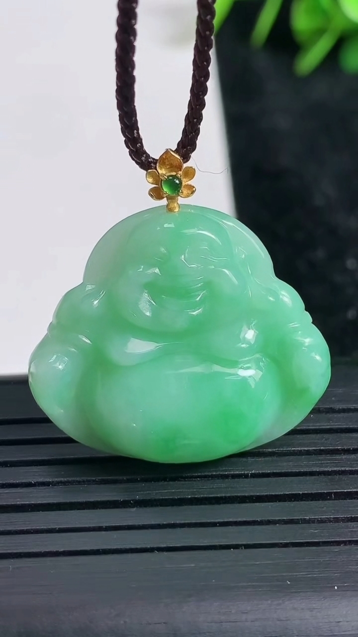 天然A货翡翠佛公吊坠尺寸25.9-28.4-5.8重量:6.05g
3月23日