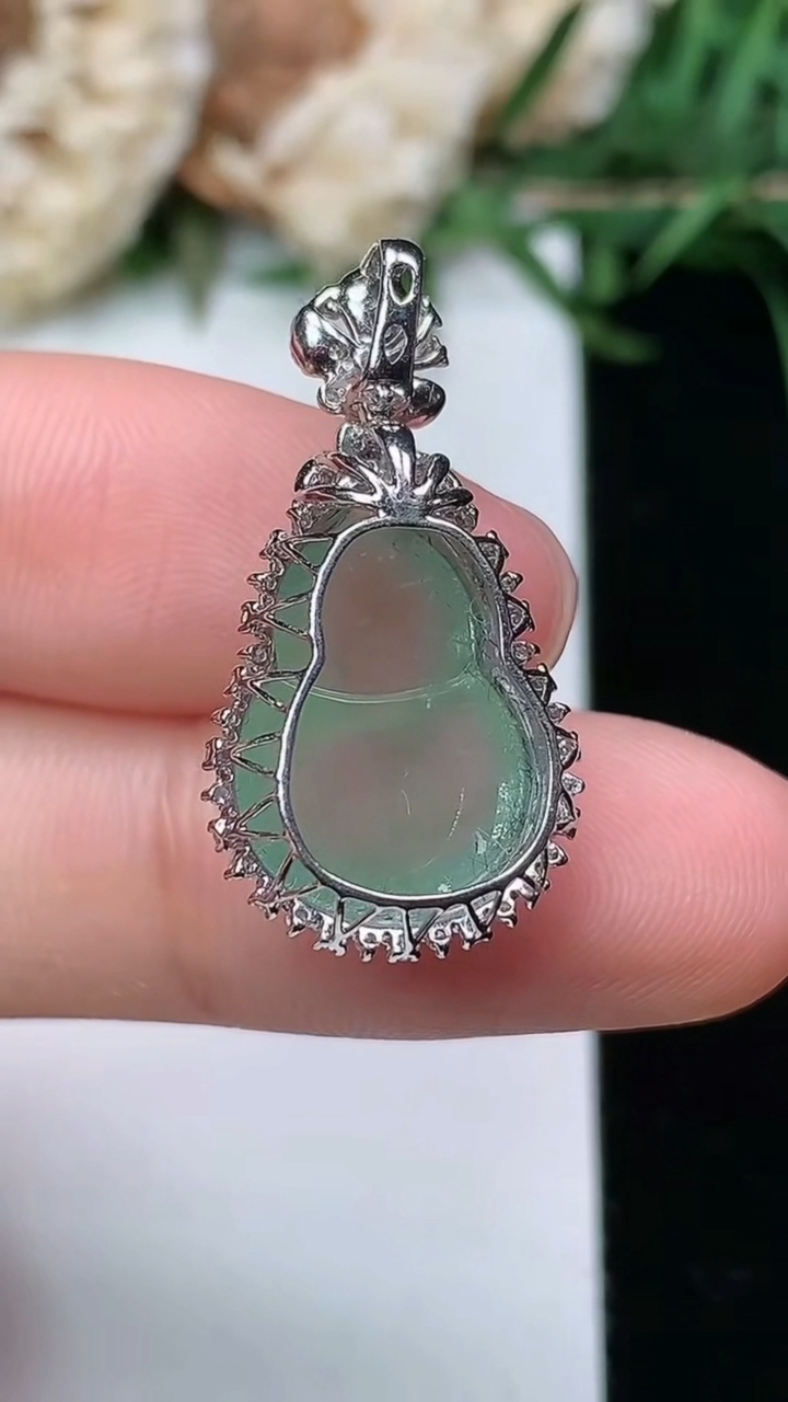 天然A货翡翠葫芦吊坠，尺寸25.9-13.9-10，裸石15.8-11.4，重量:2.86g
3月23日，重量:2.86g