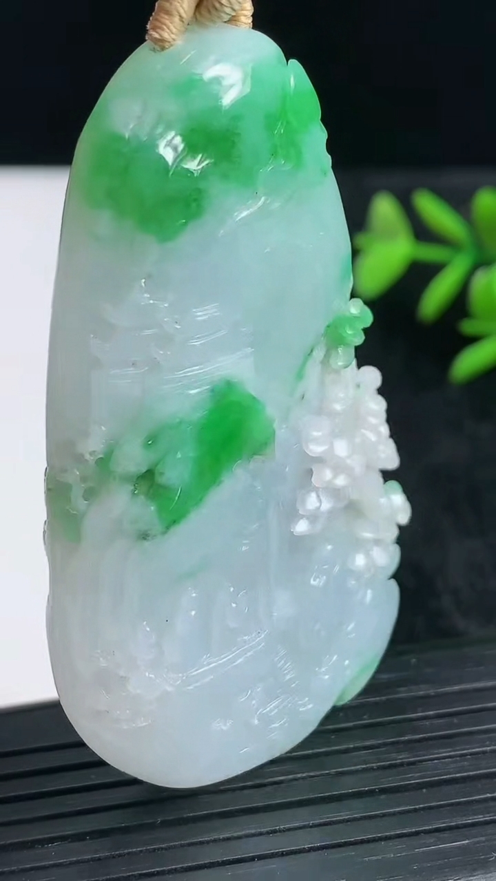 天然A货翡翠山水牌吊坠尺寸62.7-35.8-11.8重量:52.40g
3月23日