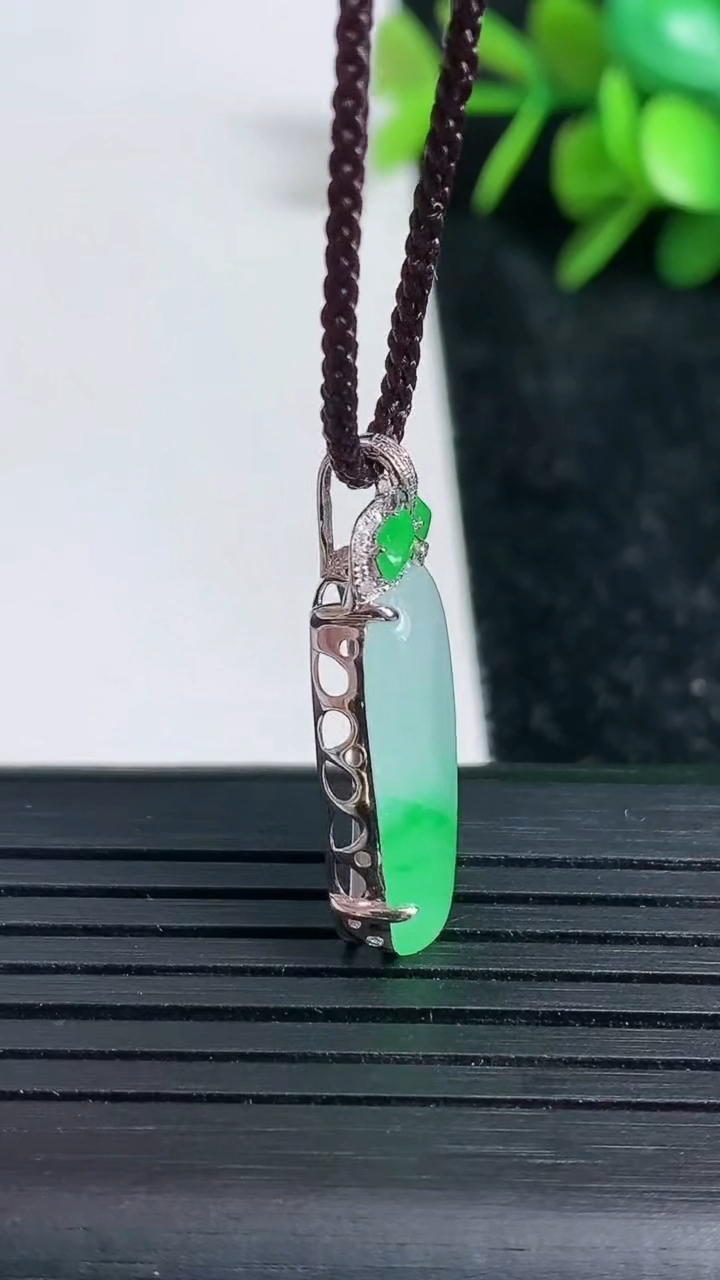 天然A货翡翠福瓜吊坠尺寸2701-10-5.9重量:2.87g
3月23日