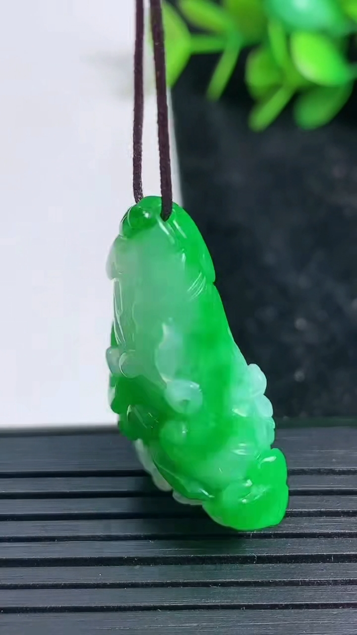 天然A货翡翠白菜吊坠尺寸33.7-15.8-9.7重量:9.19g
3月23日