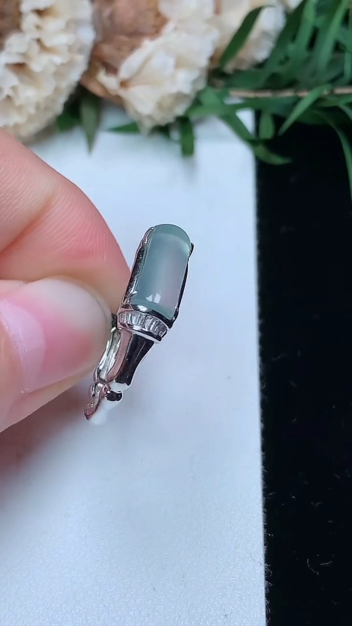 天然A货翡翠白冰马鞍戒指，尺寸17.3-11.8-4，重量:2.34g2026年3月23日
工厂直销收藏佳品,种好水足，色泽均匀，有种有色，上手高大气！