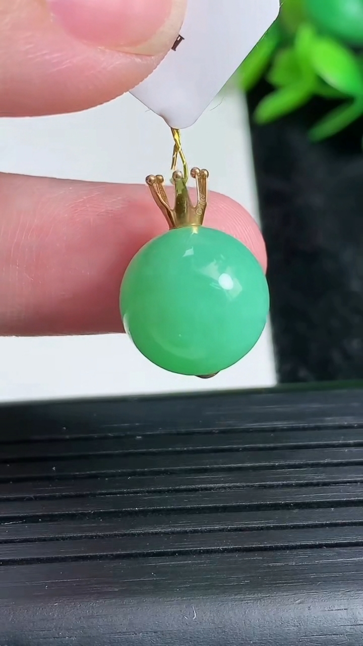 天然A货翡翠圆珠吊坠尺寸13.3重量:4.54g
3月23日