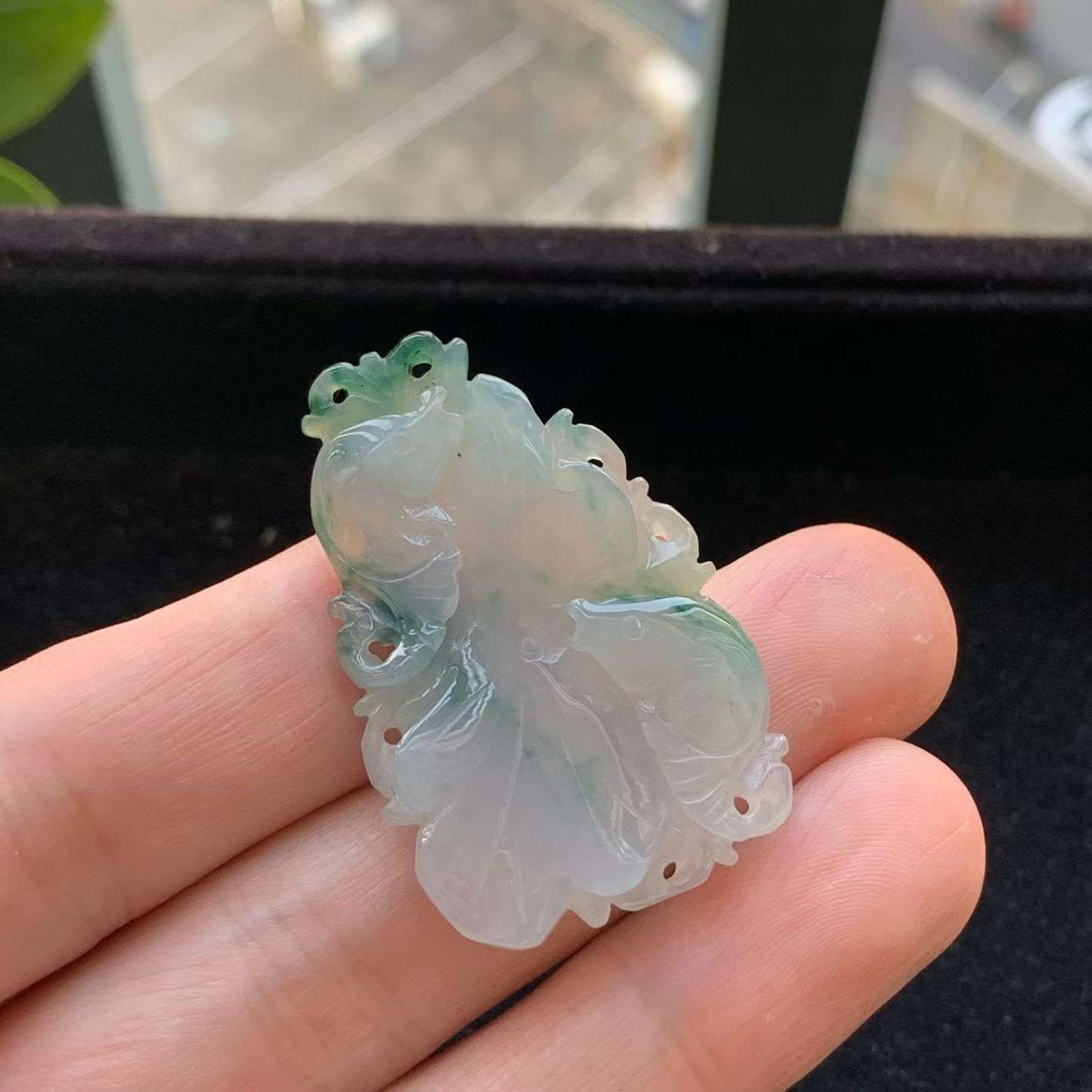 A货天然翡翠冰糯种飘绿荷花鱼吊坠重量10.35
3月23日