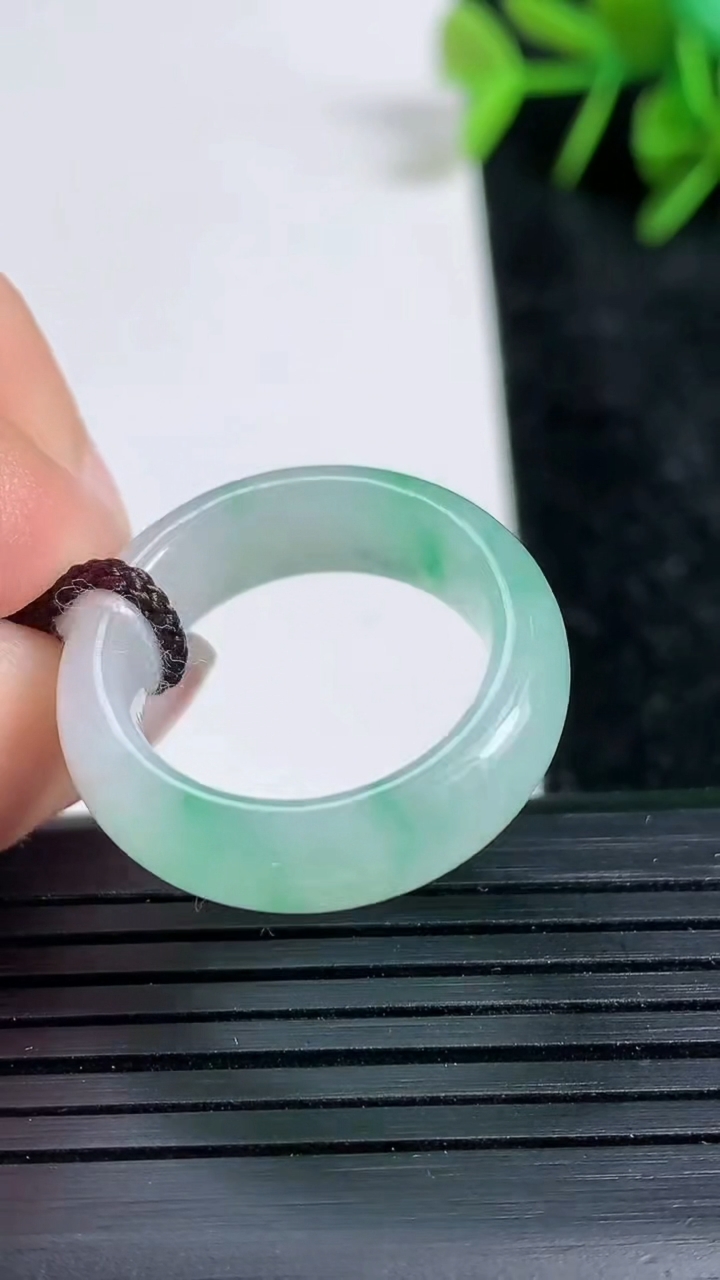 天然A货翡翠指环戒指尺寸17.2-6.4-3.8重量:4.49g2026年3月23日
工厂直销收藏佳品,种好水足，色泽均匀，有种有色，上手高大气！