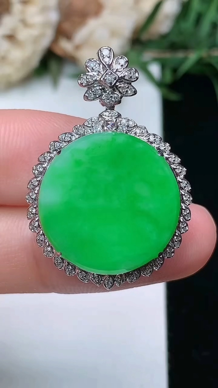 天然A货翡翠无事牌吊坠，尺寸31-21.5-8.3，裸石17.6，重量:4.67g
3月23日