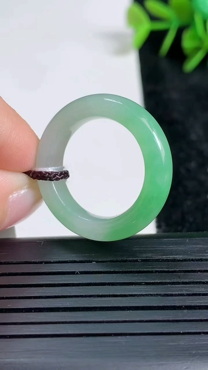 天然A货翡翠指环戒指尺寸18.3-5.6-4.3重量:5.00g2026年3月23日
工厂直销收藏佳