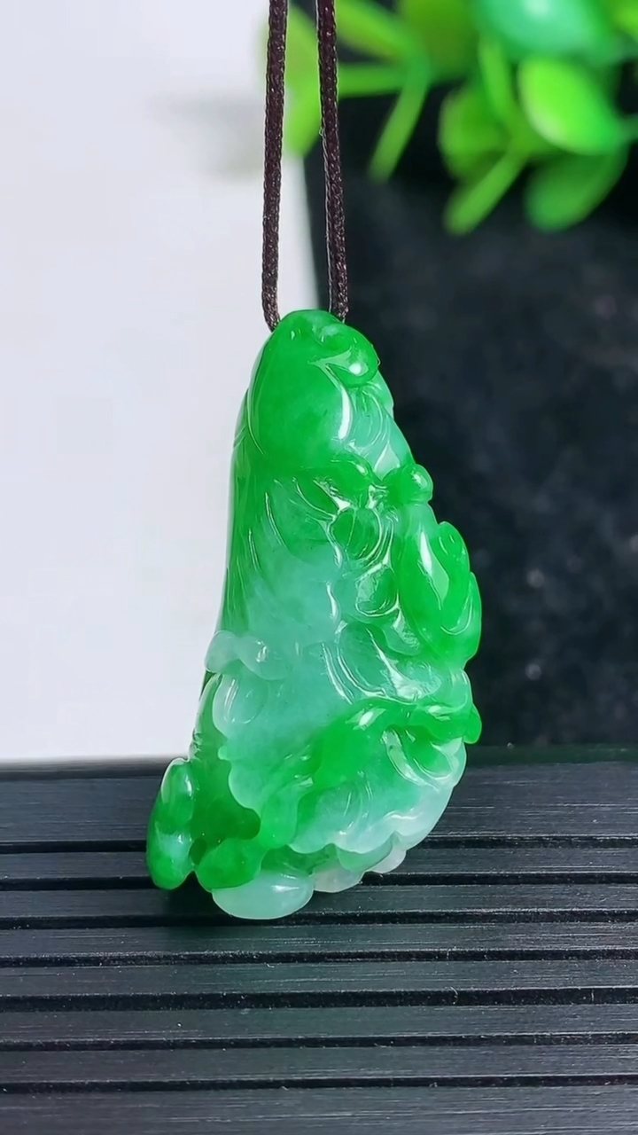 天然A货翡翠白菜吊坠尺寸33.7-15.8-9.7重量:9.19g
3月23日