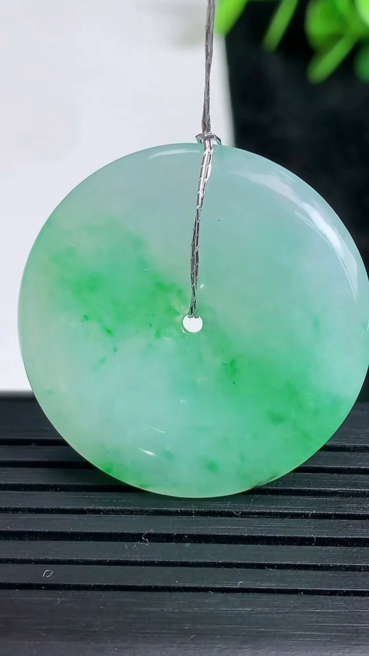 天然A货翡翠平安扣吊坠尺寸31.8-5.4重量:11.46g
3月23日