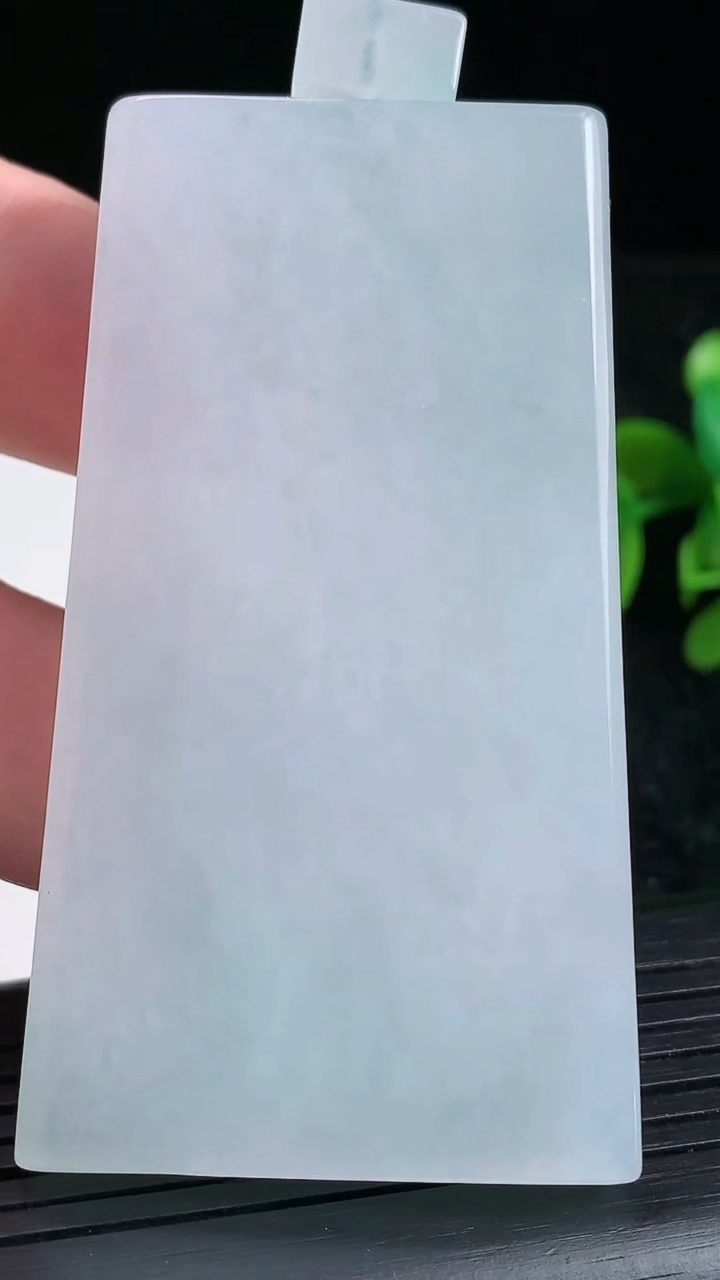 天然A货翡翠无事牌吊坠尺寸65.8-37.8-6.6重量:53.71g
3月23日