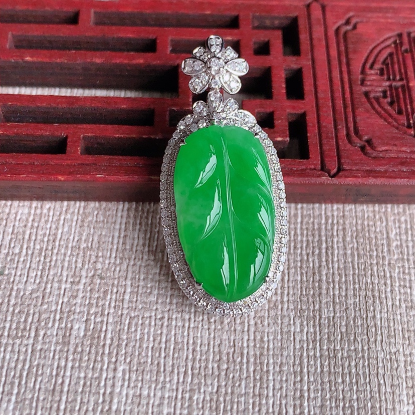 天然A货翡翠18K金伴钻镶嵌阳绿叶子金枝玉叶吊坠 
尺寸35.8-15.8-8.2裸石21.5-12mm 重量5.52g 0322