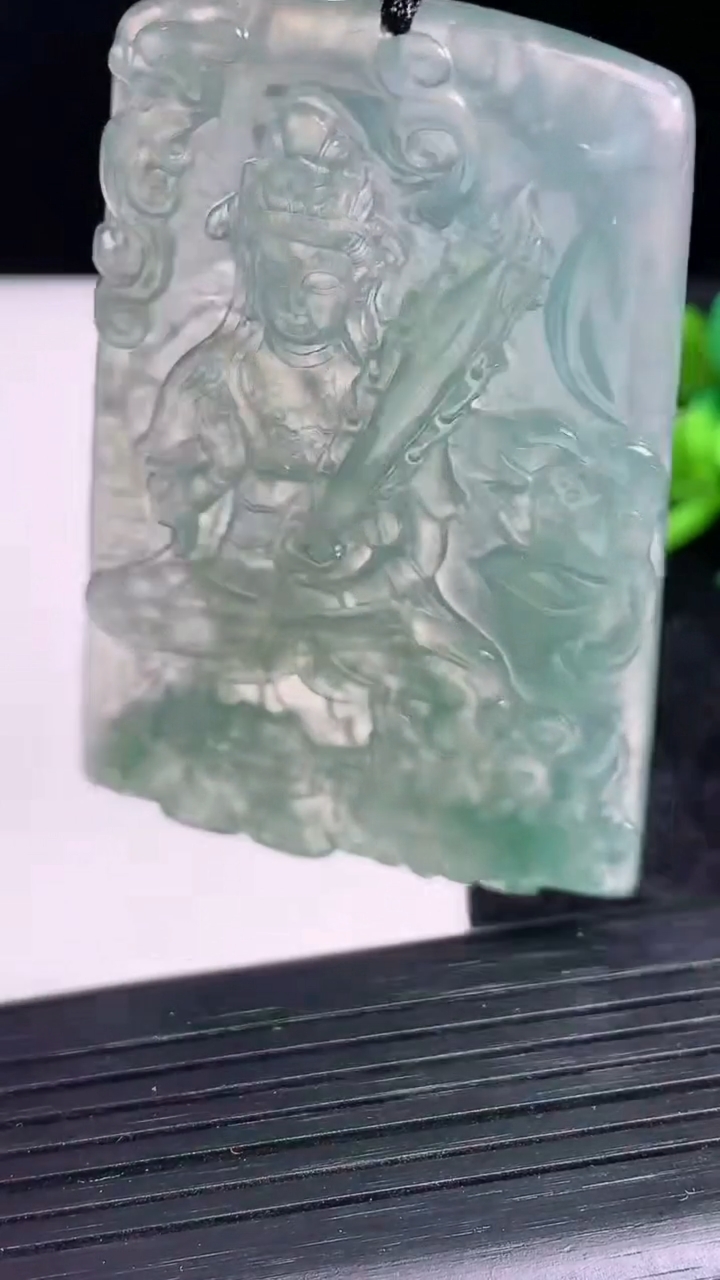 天然A货翡翠文殊菩萨吊坠尺寸64.8-41.9-5.5重量:40.13g
3月23日
