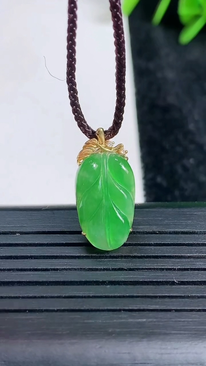天然A货翡翠金枝玉叶 叶子吊坠尺寸19.8-9.7-5重量:1.48g
3月23日