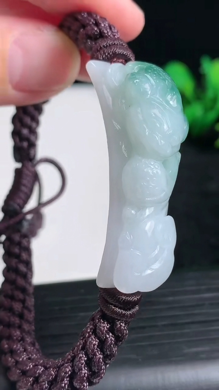 天然A货翡翠金蟾手牌尺寸42.7-12.9-12.1重量:17.30g
3月23日