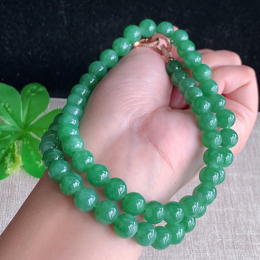 天然A货翡翠满绿圆珠项链毛衣链63颗 
尺寸8.8mm 重量71.90g 0322