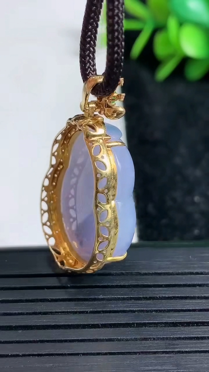 天然A货翡翠18K金紫罗兰飘花葫芦吊坠尺寸35.3-20-10.6裸石23.9-18.2重量:8.84g
3月23日