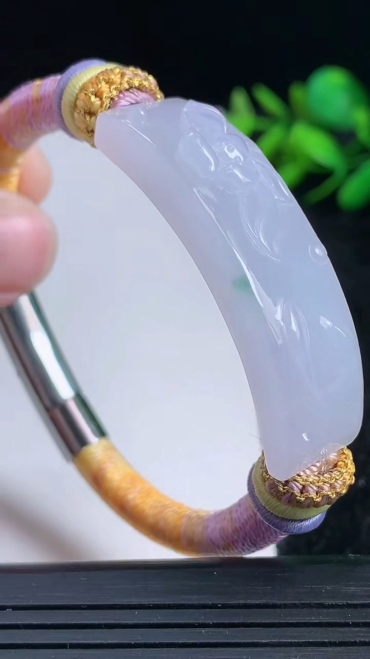 天然A货翡翠飘花和和美美 荷叶鱼手牌尺寸45.8-13.6-8.9重量:24.34g
3月23日