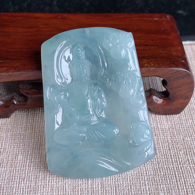 天然A货翡翠晴水大势至菩萨吊坠 
尺寸53.6-38-5.6mm 重量26.90g 0322