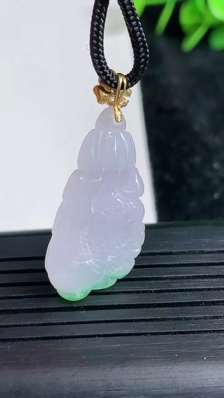 天然A货翡翠白菜吊坠尺寸30.9-15.3-8.6重量:5.71g
3月23日