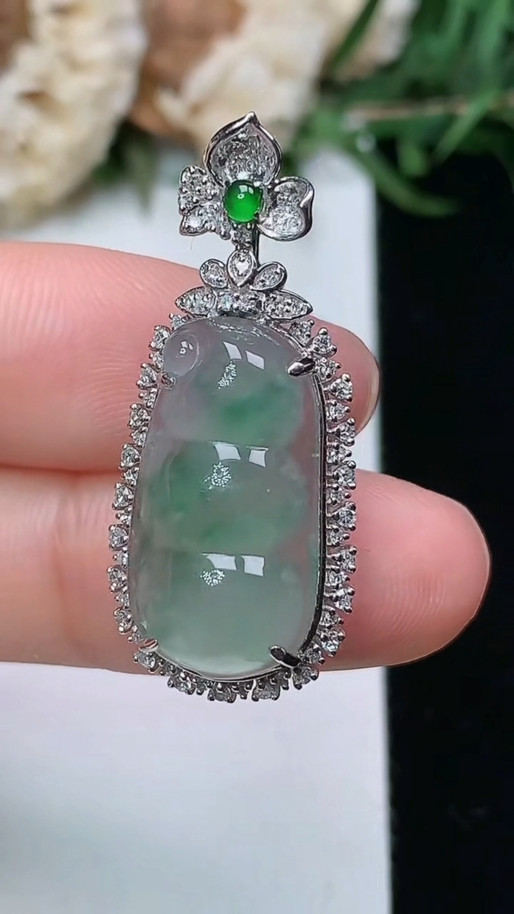 天然A货翡翠飘花福豆吊坠，尺寸32.5-14-9.5，裸石19-10.6，重量:4.03g
3月23日