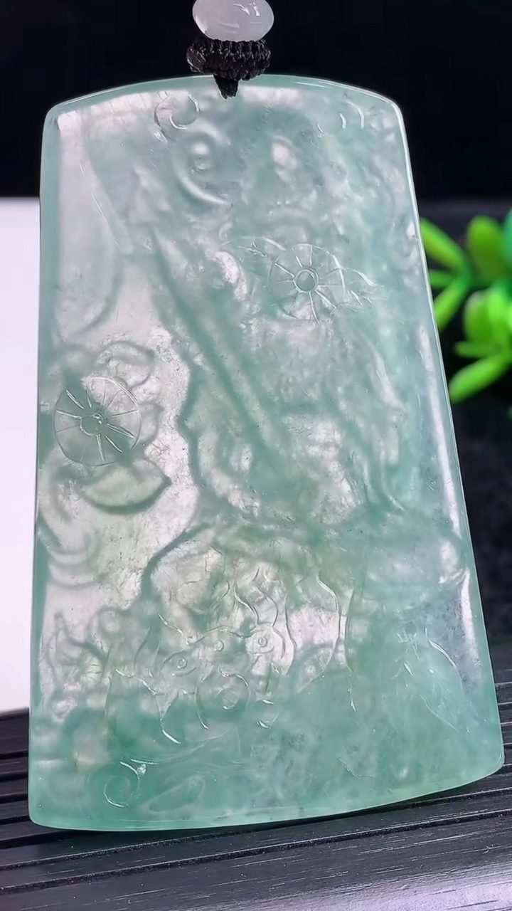 天然A货翡翠文殊菩萨吊坠尺寸64.8-41.9-5.5重量:40.13g
3月23日