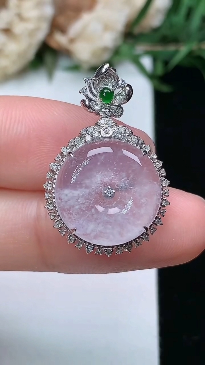 天然A货翡翠白冰平安扣吊坠，尺寸25.8-17.4-8，裸石14，重量:2.82g
3月23日