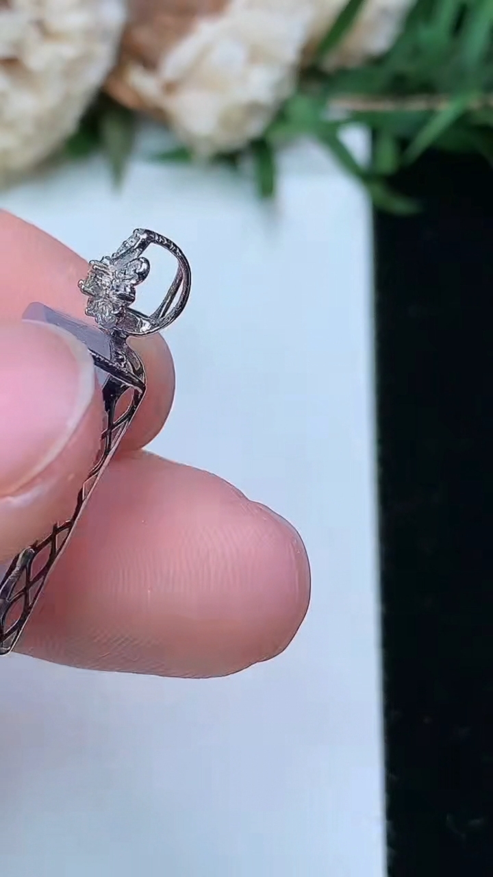 天然A货翡翠紫罗兰无事牌吊坠，尺寸19.5-11.6-6.7，重量:3.46g
3月23日