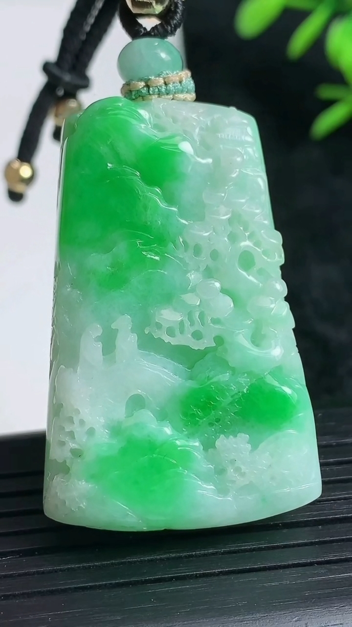 天然A货翡翠山水牌吊坠尺寸42.6-27.4-9.8重量:32.29g
3月23日