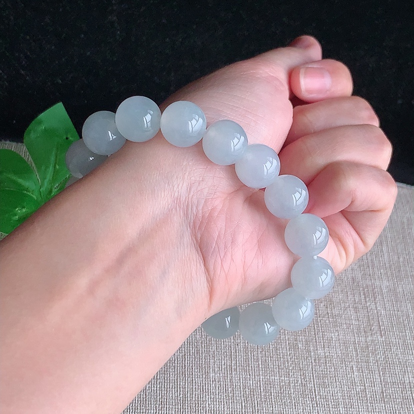 天然A货翡翠白冰白月光圆珠佛珠手串17颗 完
尺寸12mm 重量51.46g 0322