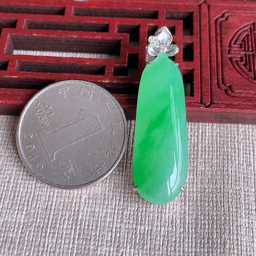 天然A货翡翠18K金伴钻镶嵌飘绿福瓜吊坠 
尺寸39.2-32.8-11.5-8mm 重量7.06g 0322