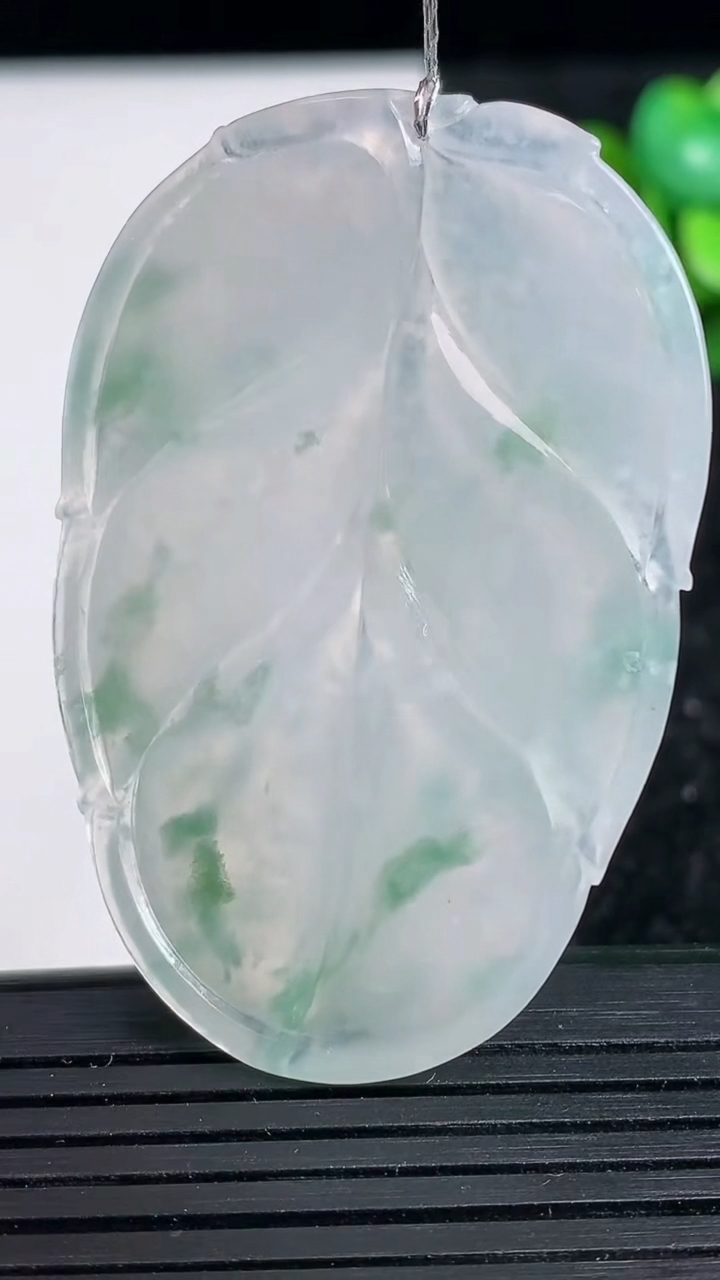 天然A货翡翠种飘花金枝玉叶 叶子吊坠尺寸52.6-34.8-6重量:20.87g
3月23日