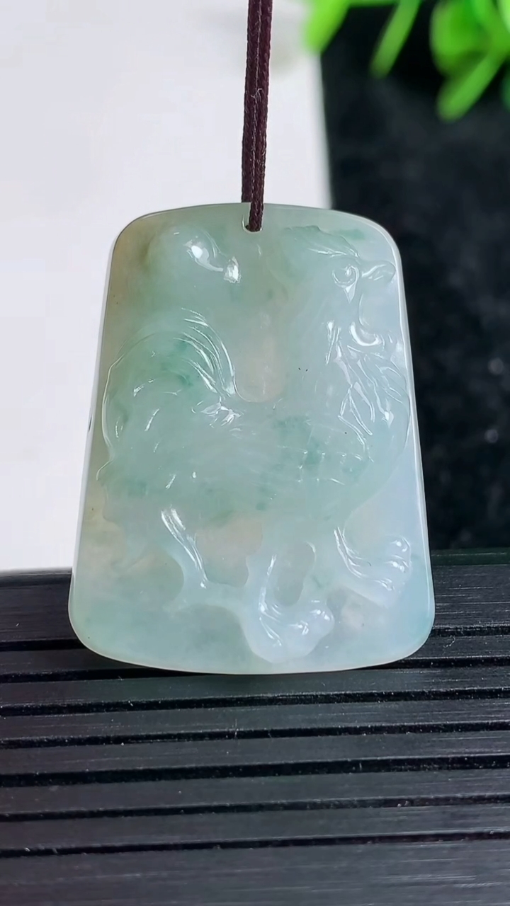 天然A货翡翠飘花生肖鸡吊坠尺寸31.2-23.8-6重量:8.63g
3月23日