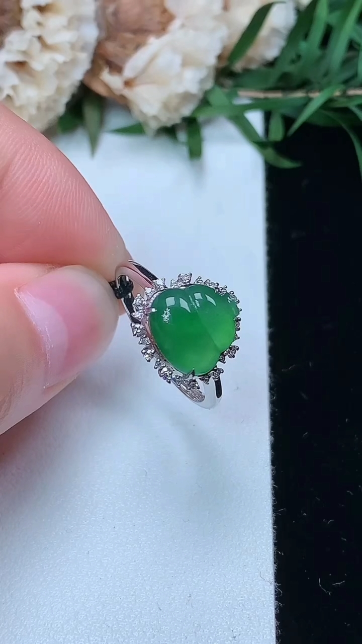 天然A货翡翠葫芦戒指，尺寸16.5-8.9-9，重量:1.89g2026年3月23日
工厂直销收藏佳