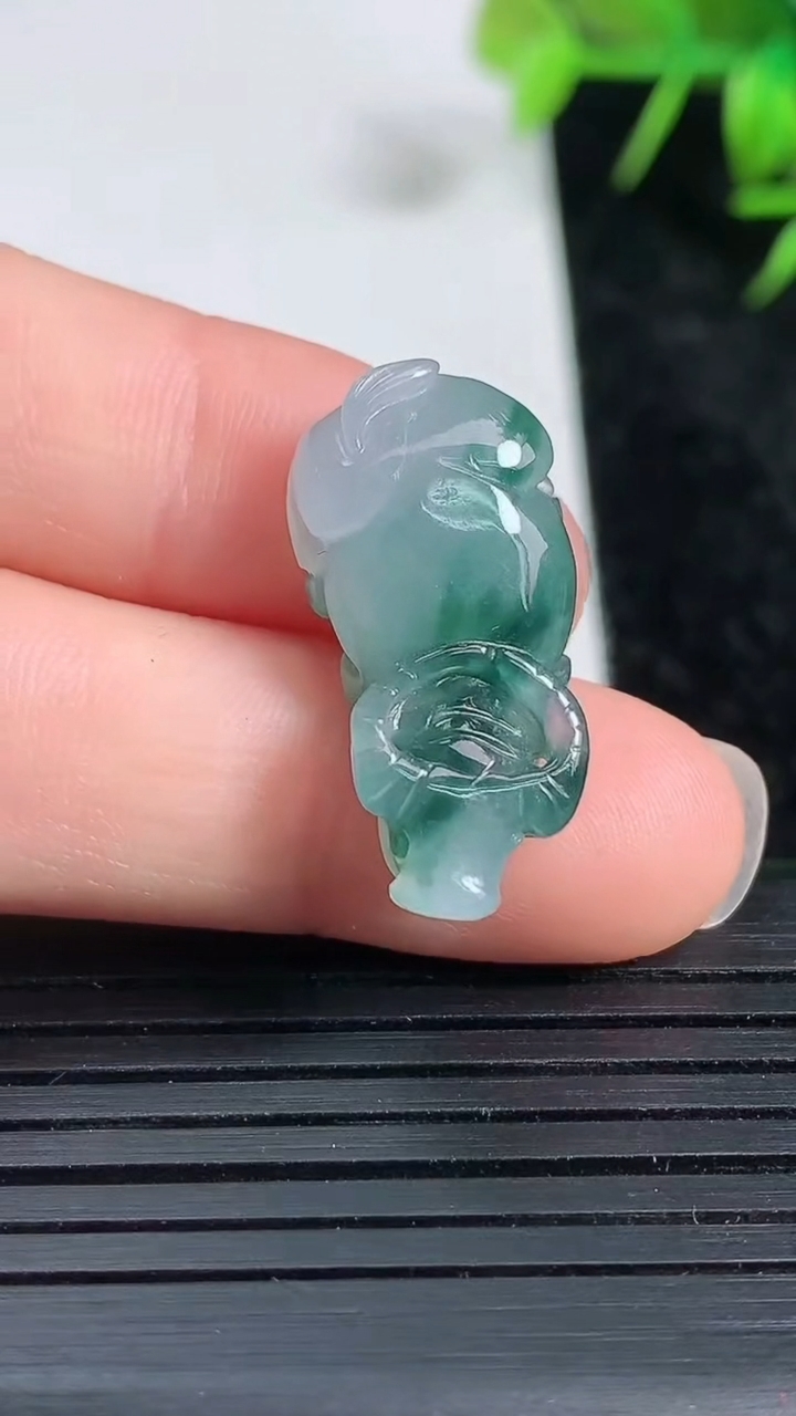 天然A货翡翠飘花生肖牛吊坠尺寸23.8-11.4-5.8重量:3.28g
3月23日