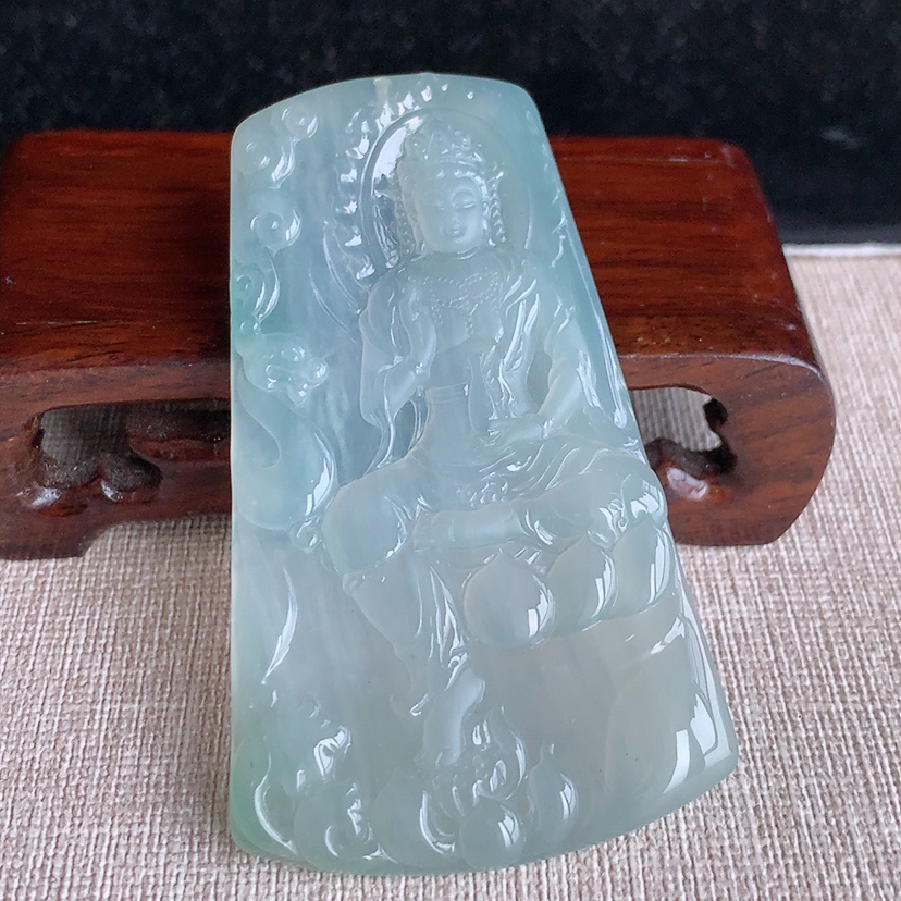 天然A货翡翠晴水自在观音吊坠 
尺寸71.8-42.4-5mm 重量33.35g 0322