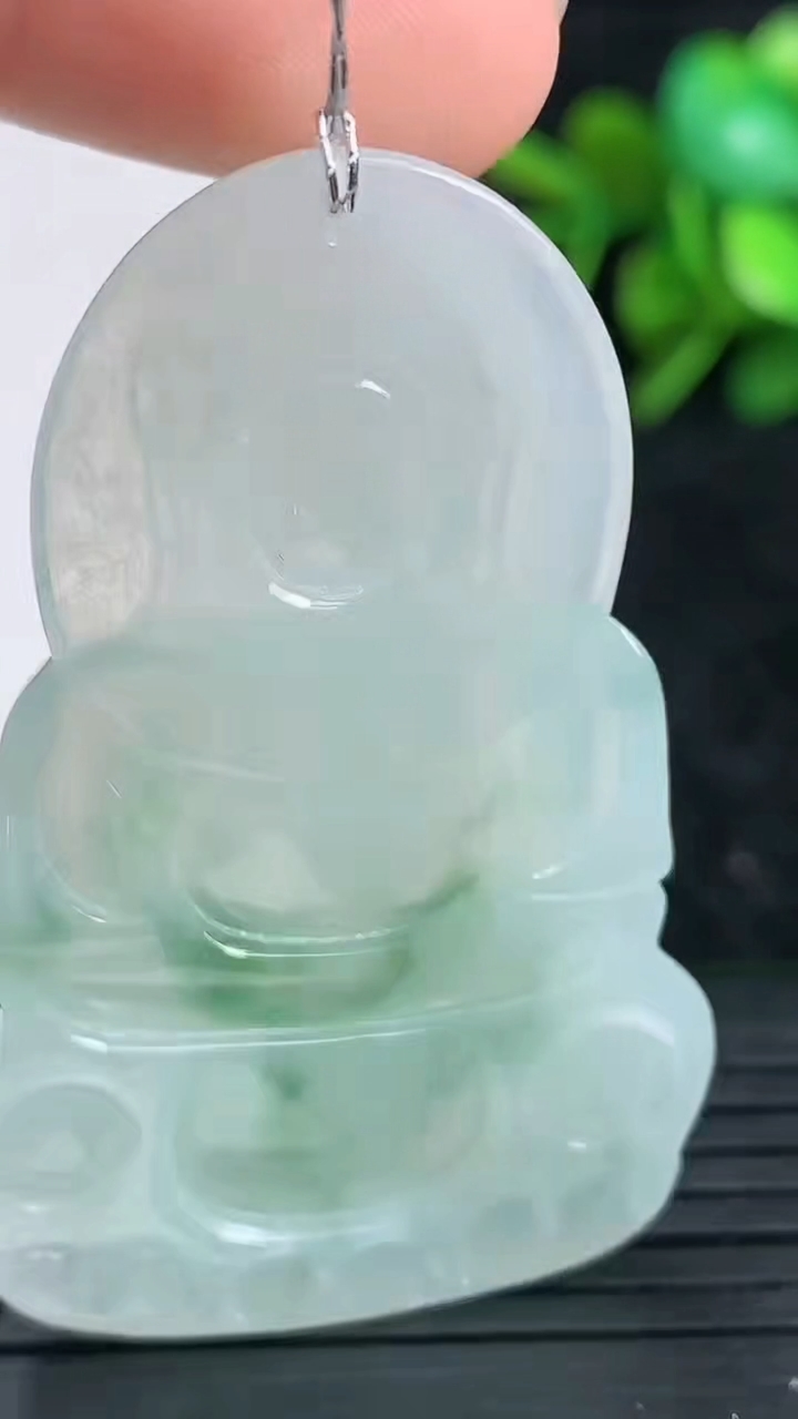 天然A货翡翠冰种飘花观音菩萨吊坠尺寸51.2-32-5.5重量:15.75g
3月23日