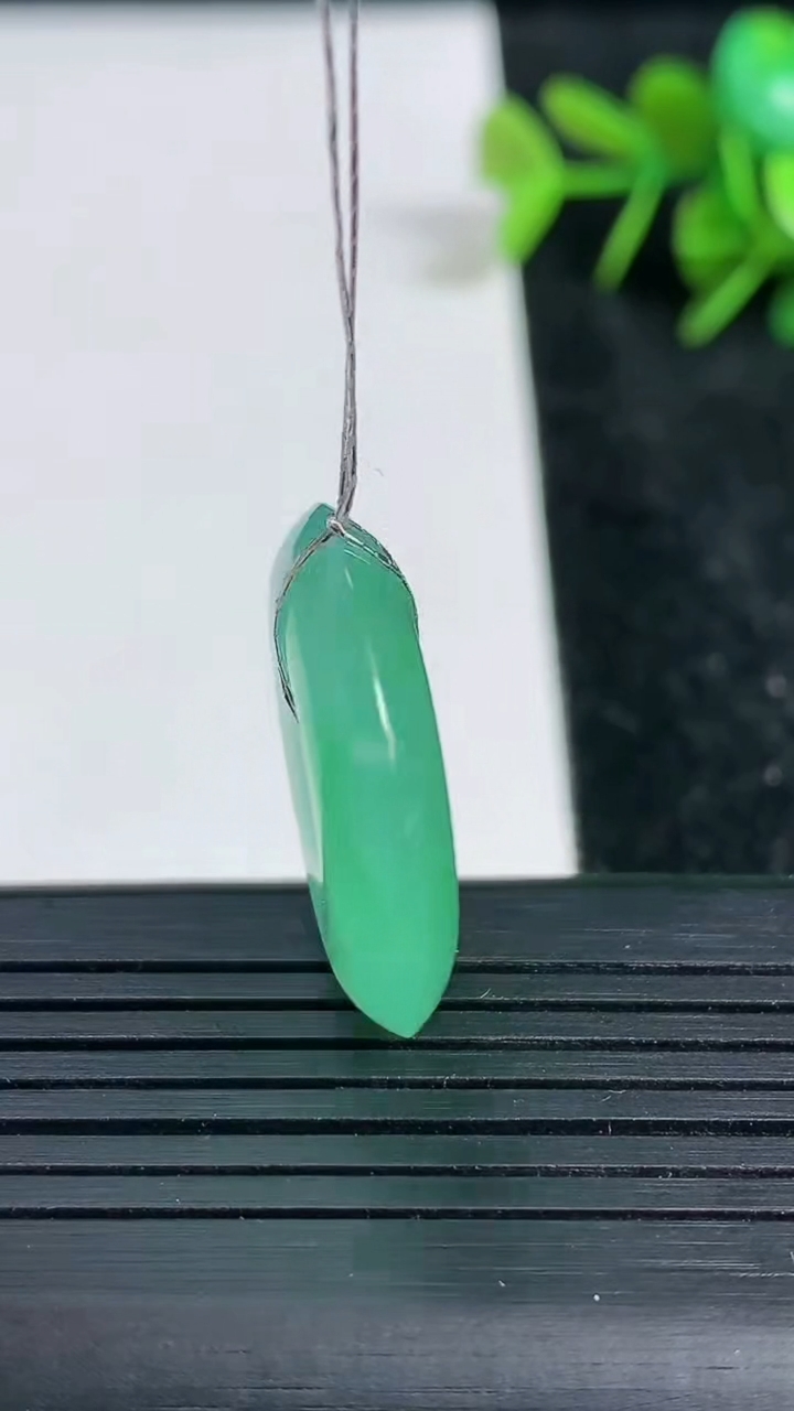 天然A货翡翠平安扣吊坠尺寸25-5.7重量:7.43g
3月23日