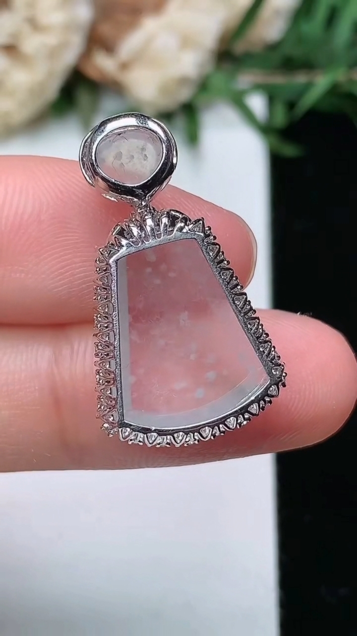 天然A货翡翠白冰无事牌吊坠，尺寸25.5-15-6，裸石14.9-12.3，重量:2.18g
3月23日