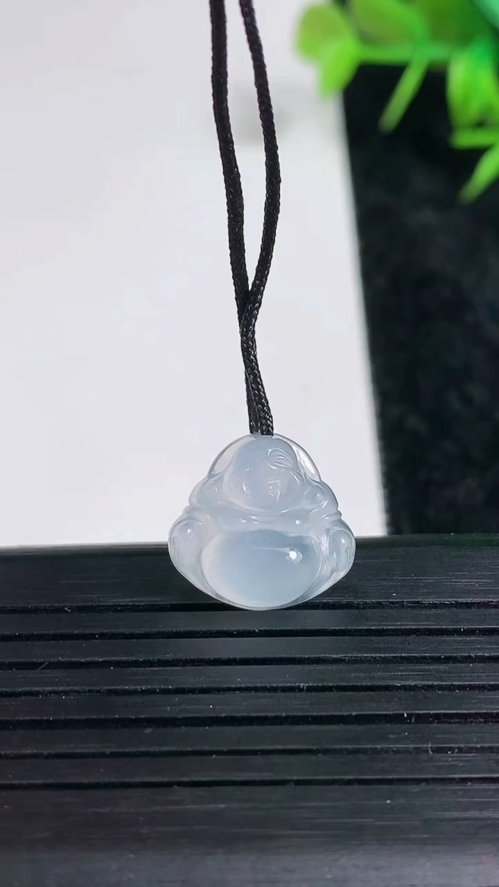 天然A货翡翠佛公吊坠尺寸13.6-14.2-5.8重量:1.66g
3月23日