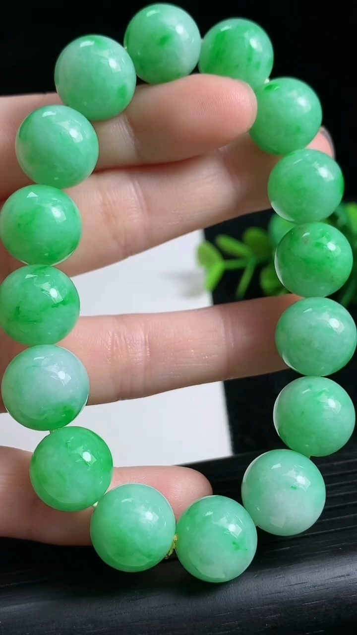 天然A货翡翠圆珠手串尺寸12.9-16颗重量:57.17g3月23日
工厂直销收藏佳品,种好水足，色