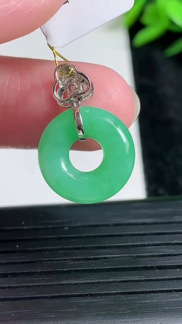 天然A货翡翠平安环吊坠尺寸14.8-4.4重量:2.49g
3月23日