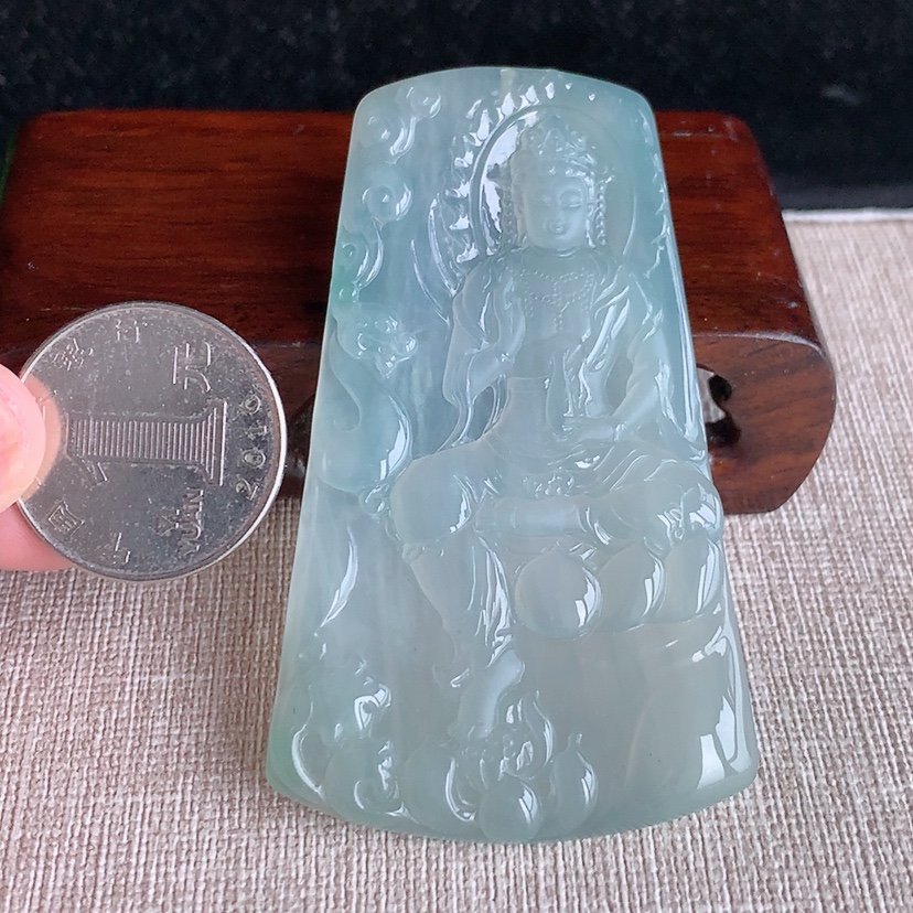 天然A货翡翠晴水自在观音吊坠 
尺寸71.8-42.4-5mm 重量33.35g 0322