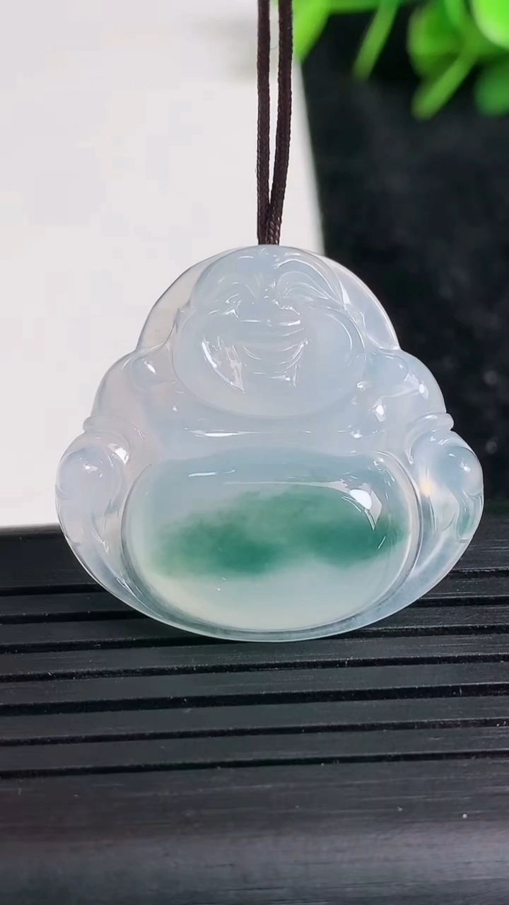 天然A货翡翠种飘花佛公吊坠尺寸28.5-30.3-6.2重量:8.00g
3月23日